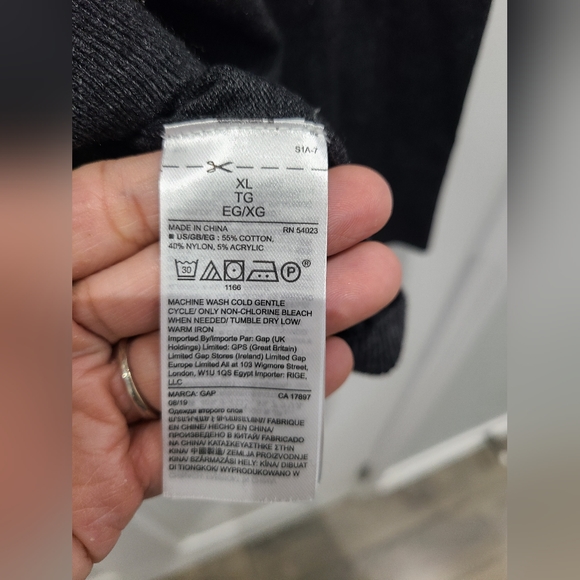 The Gap Christmas Sweater. Never been worn! SIZE XL - Picture 3 of 4